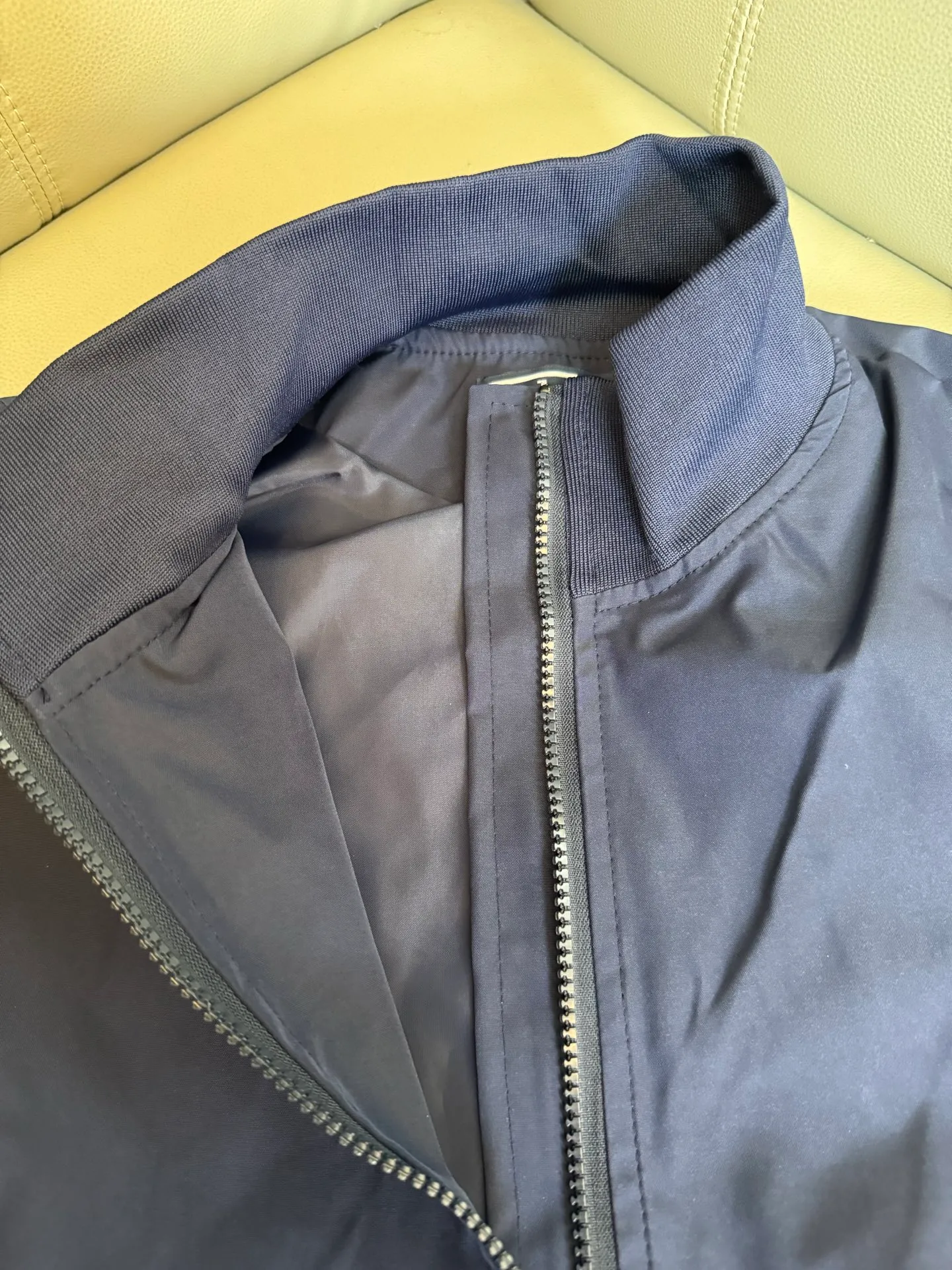 P320 Ralh Lauren men's old money style veteran stand collar workwear Harrington jacket. Ralh Lauren has gone crazy this year. The upper body of major Internet celebrities. The fabric has a double-layer shin feel and is full of weight! It's not as heavy as a regular jacket, and the ordinary cotton material feels really different. This one is super comfortable, soft and stylish, and has a green plaid interior that has a retro movie fashion feel! The fit is loose but not baggy. The size is just right and not too picky. The dropped shoulder design modifies the shoulder shape without making it look bulky. This silhouette is a style that will never go out of style after being worn for a long time. The upper body is also very durable and recognizable. The loose and reasonable fit can be worn by both men and women, making it easy to create a clean and refreshing youthful look. The embroidery on the chest is all German Oman embroidery fiber with original data. The embroidery process is very particular. It uses Japanese Tajima machines to ensure the embroidery is exquisite and three-dimensional. That is what I said is different from the ones on the market. Regarding the workmanship, the version is a loose version and can be used by boys and girls!! Color: black, navy, size: S-XL